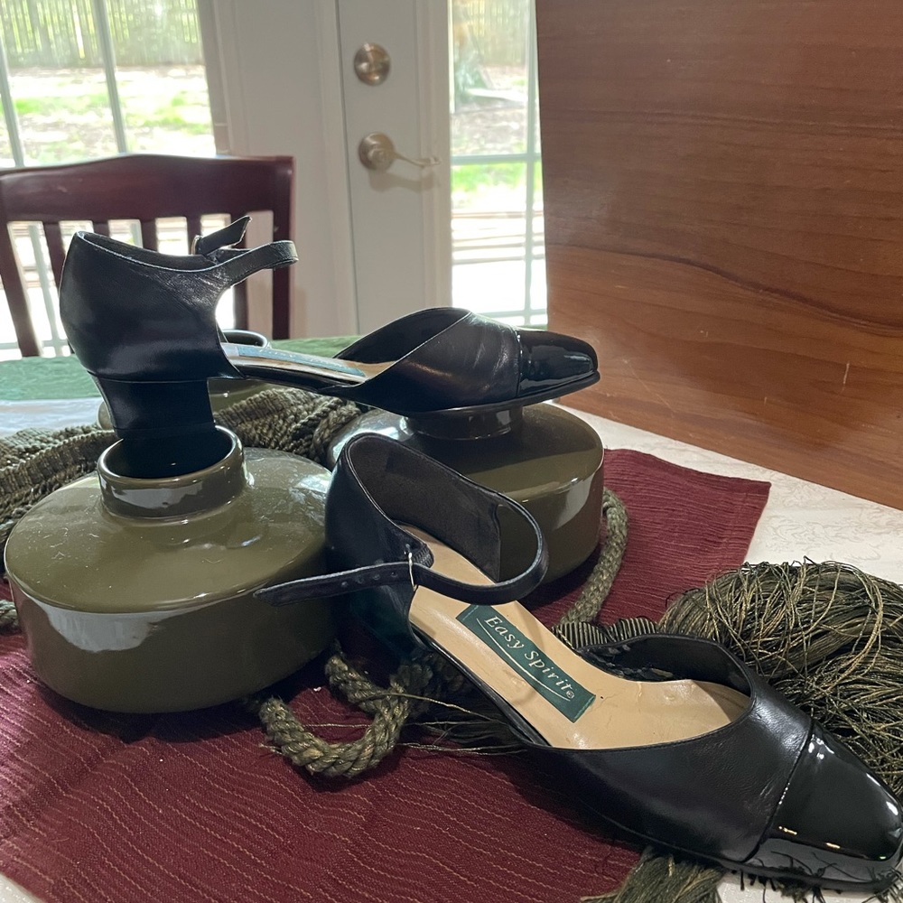 Item number 029 Easy Spirit black leather pumps